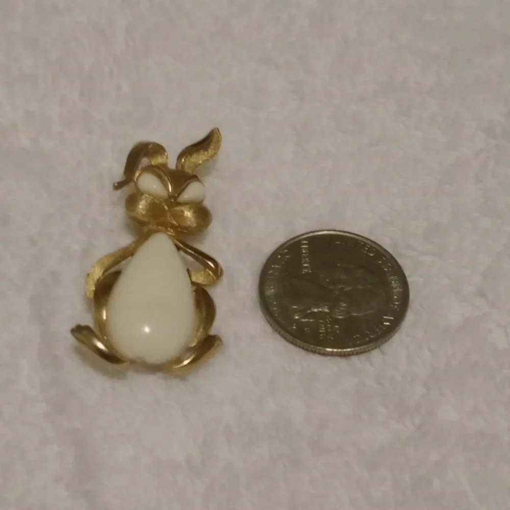 Rare Crown Trifari  Gold and Cream Rabbit Cabochon Jelly Belly Brooch - Picture 7 of 7
